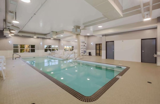 Enjoy in Spacious Room with Swimming Pool and Mountain Scenery