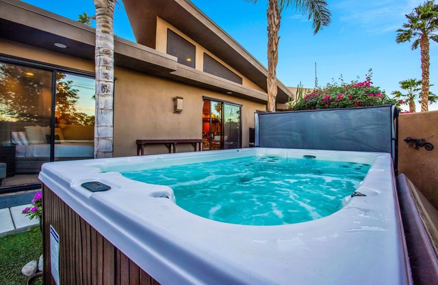 Enjoy the MorningSun in a Stylish Townhouse with Private Spa & Putting Green