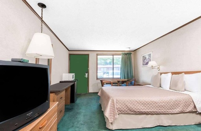 Enjoy Your Stay at Knights Inn Ashland! Pool, Picnic Area, Parking, WiFi
