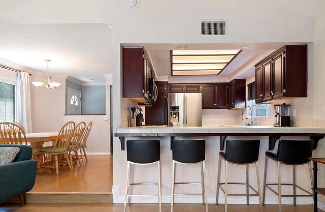 Enjoyable townhome with AC in vibrant Los Angeles