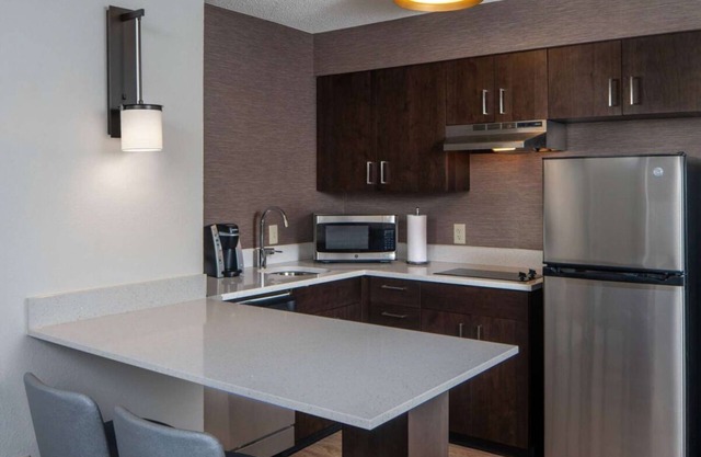 Ensuring a Very Comfortable & Memorable Stay! Free Breakfast, Pets Allowed!
