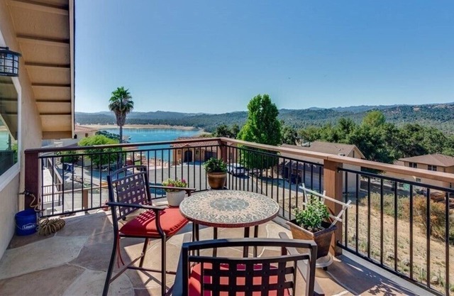 Entertaining lakeview home pet friendly, WiFi, sleeps 12