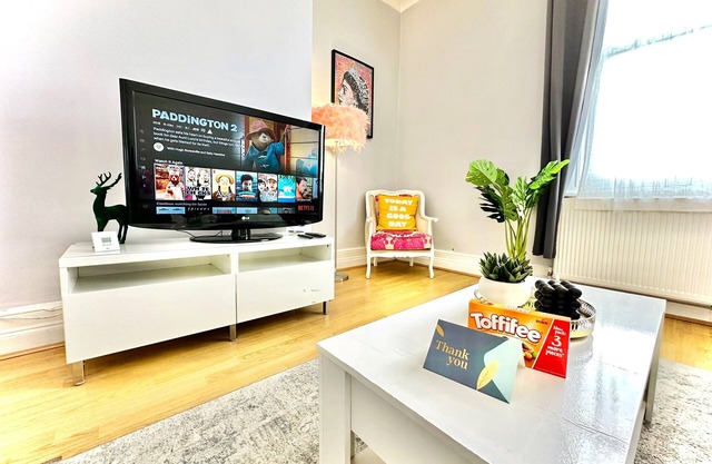 Enticing 2 Bedroom flat with FREE Wi-Fi & mini-garden in Hackney Lower Clapton
