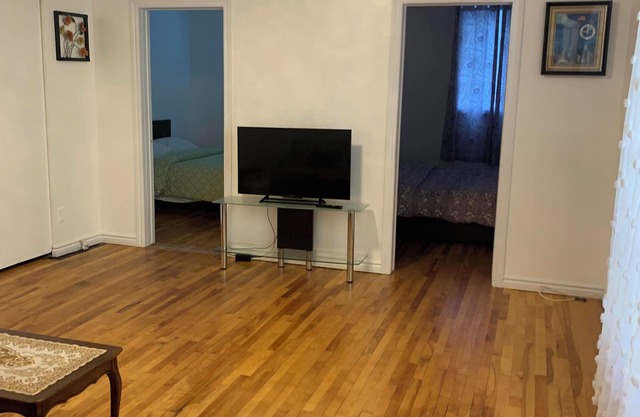 Entire apartment, Few minutes from Downtown Gatineau/Ottawa Parliament. n