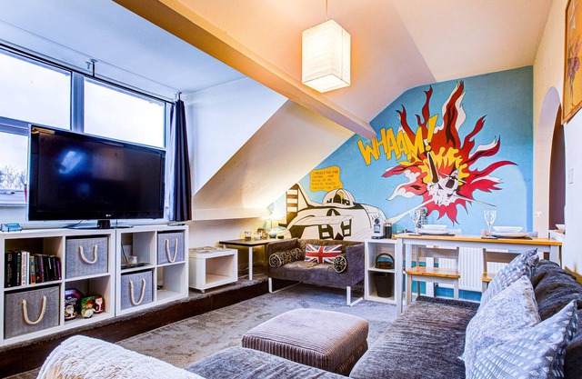 Entire Artistic Open-Plan Top Floor Apartment
