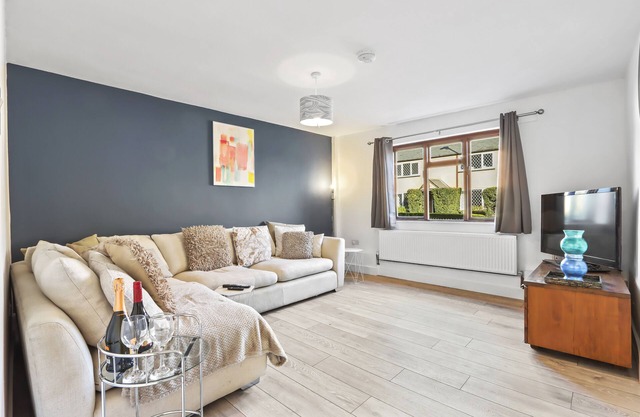 🌟 Entire Beautiful Home In The Heart Of Bury 🏡