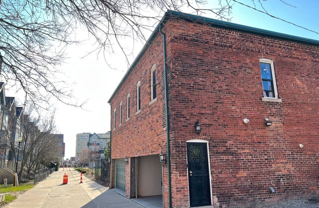 Entire Carriage House w/garage downtown