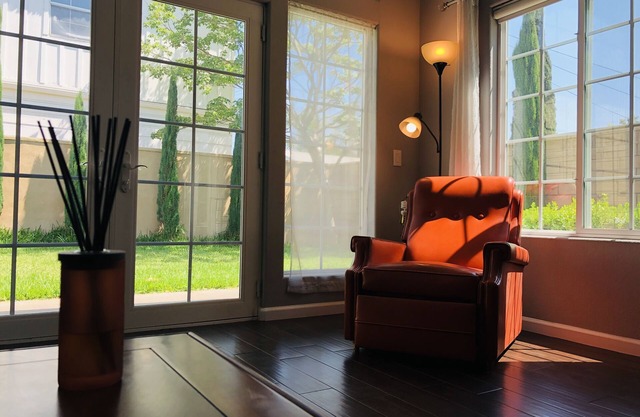 Entire charming stylish guest house -31 nights minimum - 25%OFF May-June
