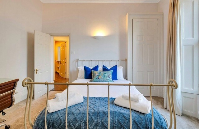 Entire Flat in Victoria, London
