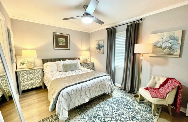 Entire home 2 bedroom 2 en-suites. Keurig, snacks. Near Mall of LA, LSU & Downt.