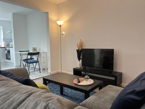 Entire Newly Renovated house -Southampton City - Private Driveway Parking - 4 Bedrooms 5 Beds Sleeps 7 - Great for Friends, Families & Contractors