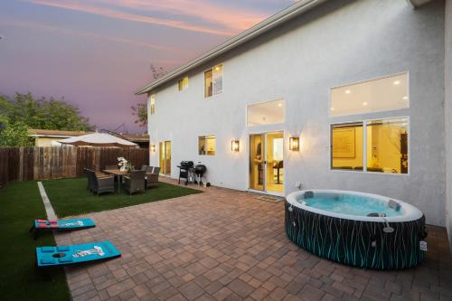Entire Private 3BR - 2Bth w Yard, Parking, King Bed, Hot Tub
