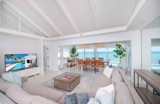 Envision: Renovated Beach Villa w/Private Pool, Jacuzzi, & Backyard Snorkeling