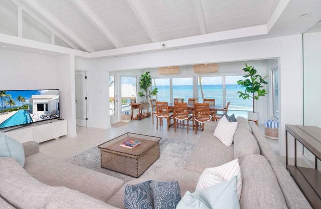 Envision: Upgraded Villa w/Backyard Beach & Snorkeling + Private Pool w/Spa
