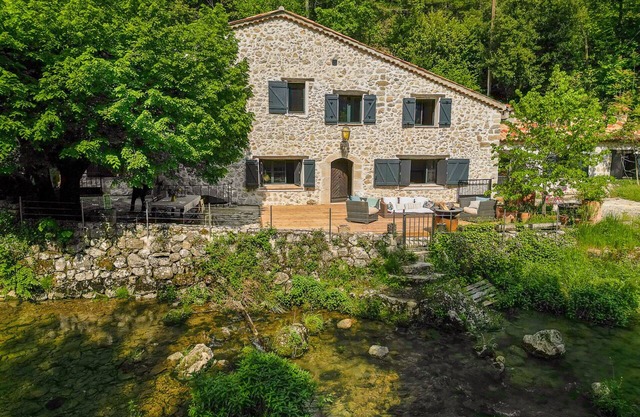 Escapade au Moulin et sa Rivière Privative au Milieu D'un Domaine de 14 Hectares