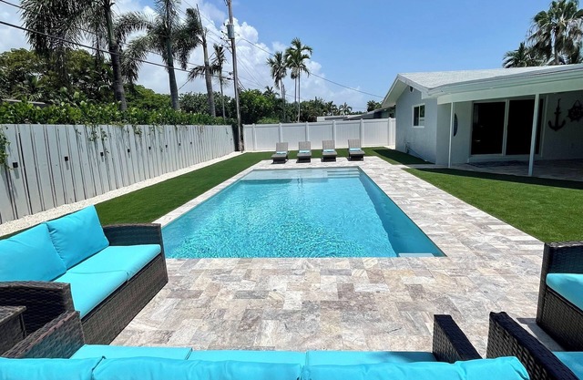 Escape in Backyard Oasis! Saltwater heated pool, 2 miles to the beach!