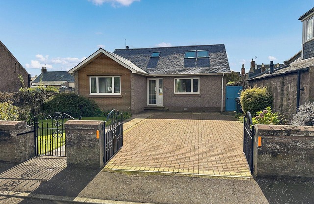 Escape to a cosy coastal retreat in Montrose, where you can unwind in style.