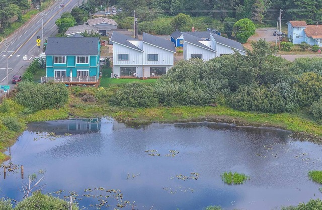 Escape to a cozy, modern lake house with beautiful Oregon views.