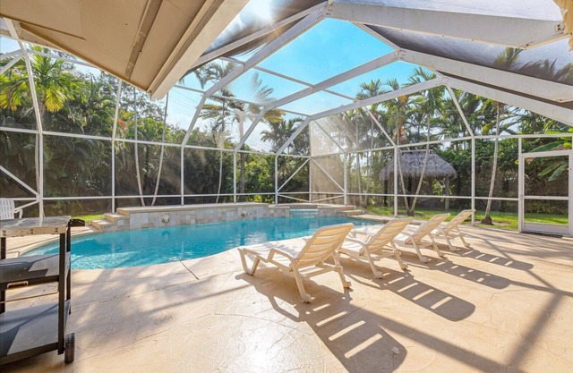 Escape to a Tropical Paradise with a Private Pool & Jacuzzi