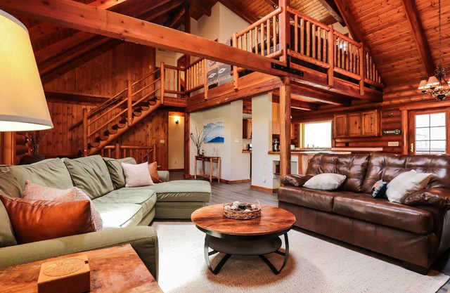 Escape to cozy spacious log cabin in woods