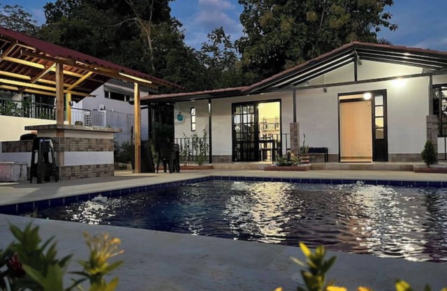 Espectacular casa campestre hasta para 12+1 huespedes a solo 13 mins de Melgar.