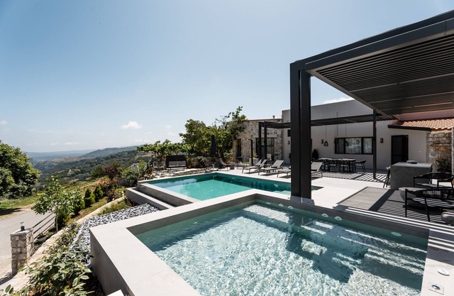 Eumelia Iconic Villa, with Heated Pool & Whirlpool, BBQ, Close to amenities