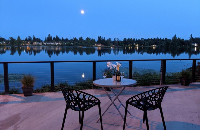 Excape to the lake! Just 20 Miles to Seattle- Fresh Remodel