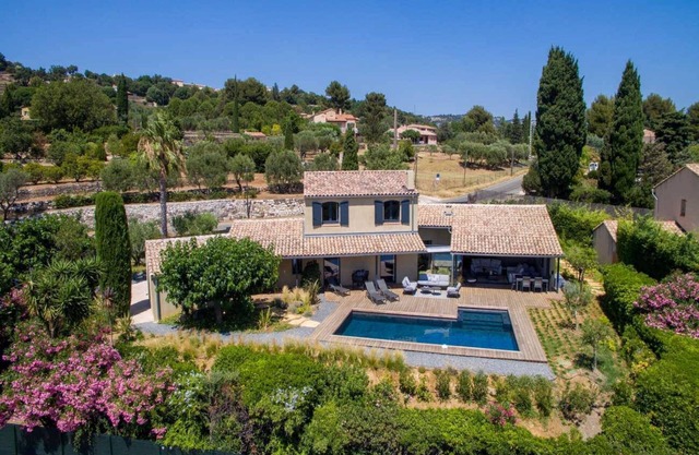 Exceptional air-conditioned house, swimming pool in Ollioules, Var, near Sanary-sur-Mer.