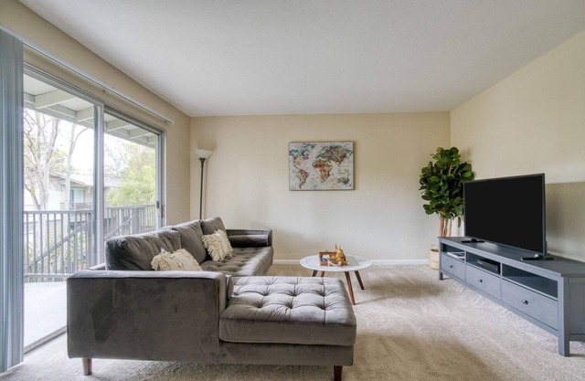 Exceptional Mountain View 2BR w/Gym & Pool, nr Museums, by Blueground