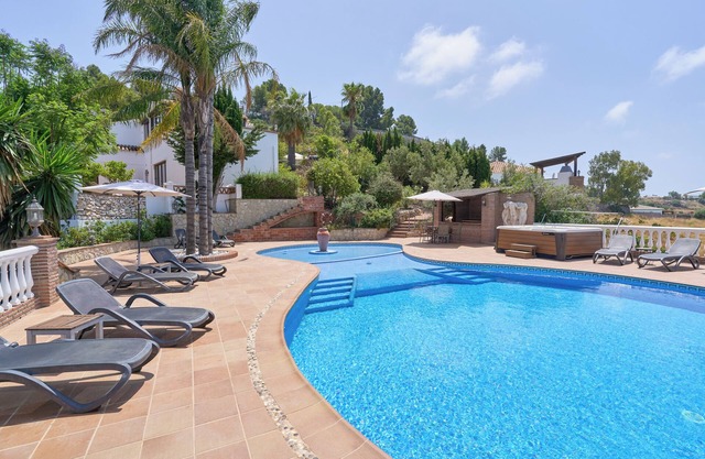 Exceptional Villa with Infinity Pool, Hot Tub, Sea & Mountain Views