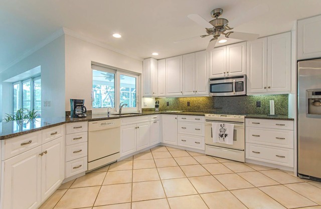 Excl. pool villa-2500sqft- dreamlike location by the lake,5minutes to the beach