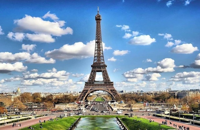 EXCLUSIVE PARISIAN GETAWAY: LUXURIOUS 3-BEDROOM FLAT OVERLOOKING EIFFEL TOWER