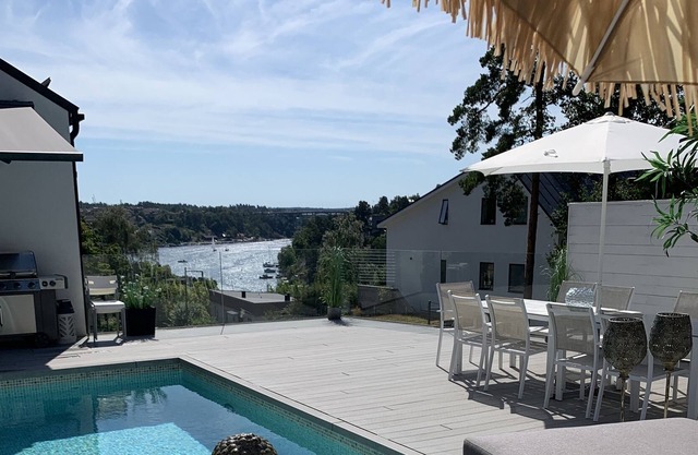 Exclusive villa with lake view and pool 15 min from city