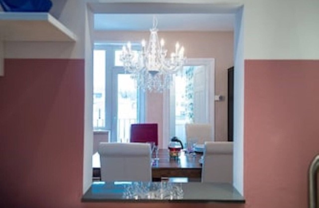 Excusive old building DG 80m² center within walking distance, 2 bedrooms, fireplace, XXL sofa