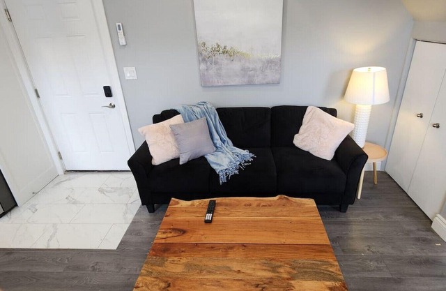 Executive 2BD 58` TV+Wifi+AC+Parking+Kitchen
