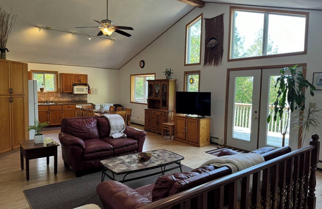 Executive Lakefront Home - NEW - 6P HOT TUB coming Sept 2025