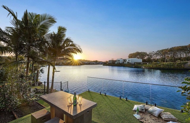 Executive, modern waterfront hse