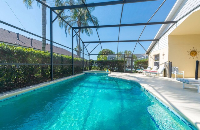 Executive Private Disney Villa, 30 ft Pool, Spa, King, HD TV, Netflix, Wifi