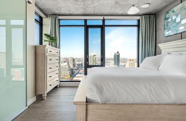 Executive Sky LUX - 2 BD 2BA Views Pool Patio & Gym