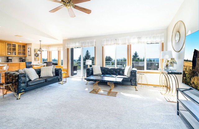 EXECUTIVE VILLA: SCENIC VIEWS FROM DECK!n