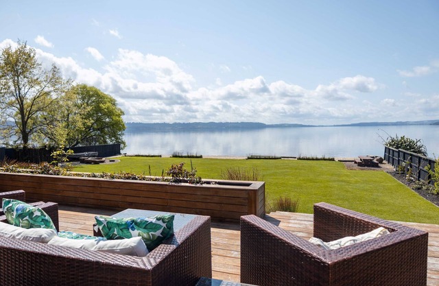 Exhale Rotorua: Jandals & Joy Lakefront Retreat