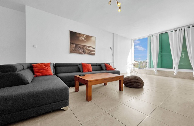Expansive Beachside Retreat – 2.5BR/2BA, Prime Location!