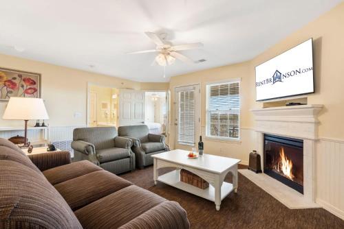 Expansive Condo w Table Rock Lake Access-Free Attraction Tickets-2 Kitchens