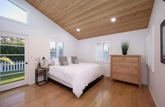 Experience Coastal Elegance-Retreat Awaits in Santa Barbara's Charming Enclavenn