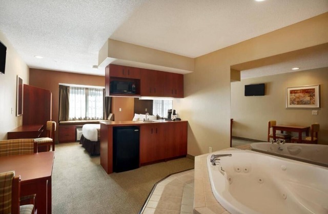 Experience Exceptional Hospitality- w/Hot tub ,Cozy rooms one/Two Queen bed.