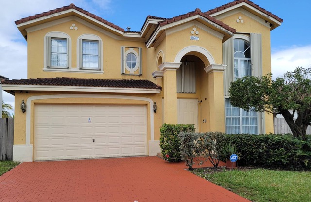 Experience Homestead charm near Black Point Park and Marina