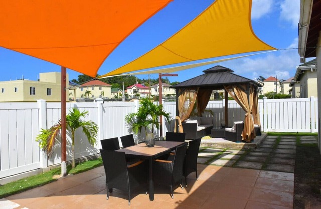 Experience Luxury/Ocho Rios/PS5/HS Wifi/65" TV/Pool/Crib/Comfort Beds