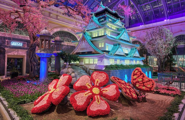 Experience the world-famous Las Vegas Strip! W/Pool, Parking Access!