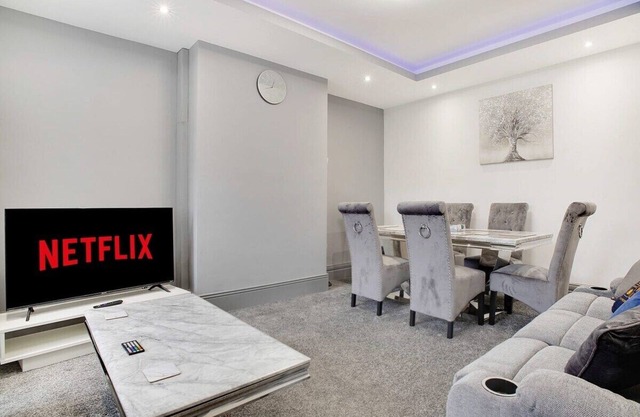 Exquisite 3-Bedroom, Newly Renovated, Sleeps 6