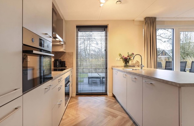 Extra luxury 12-person bungalow in the holiday park Landal Aelderholt